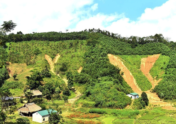 Một số điểm sạt lở đất gây nguy cơ mất an toàn cho người dân thôn Ngõa, xã Yên Phú, tỉnh Tuyên Quang. Ảnh: Thanh Phúc/TTXVN phát tuyen-quang-71025-15.jpg