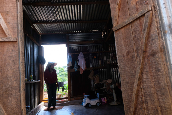 Nhiều năm qua, gia đình chị Ka Hes (xã Đinh Lạc, huyện Di Linh) ở trong căn nhà gỗ chưa tới 20 m2. lam-dong-28525-11.jpg