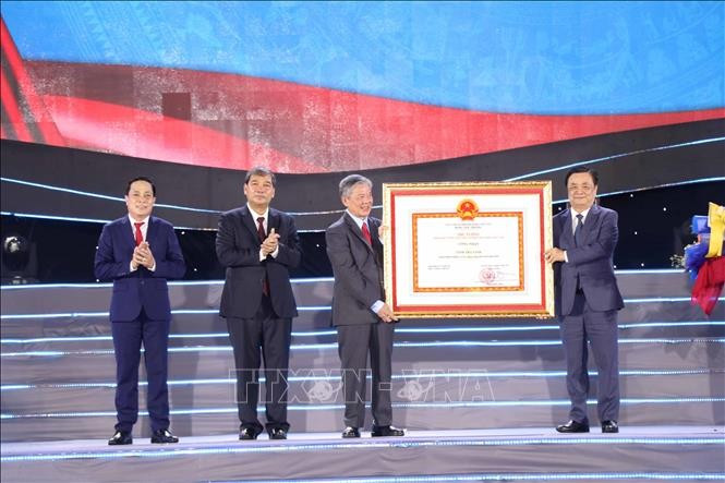 Lãnh đạo tỉnh Trà Vinh đón nhận Bằng công nhận tỉnh hoàn thành nhiệm vụ xây dựng nông thôn mới. tra-vinh-1525-1.jpg