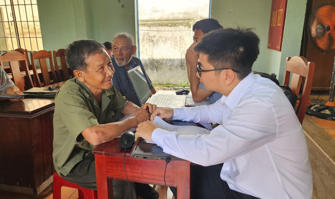 Cán bộ phường Bình Phước xuống cơ sở hỗ trợ người dân giải quyết thủ tục đất đai. dong-nai-15725-10.jpg