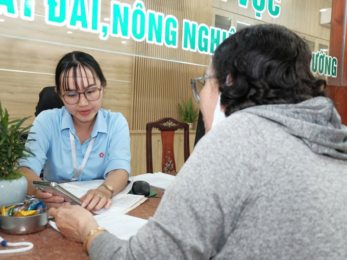 Người dân làm thủ tục hành chính được Trung tâm Phục vụ hành chính công phường Bình Phước hướng dẫn tận tình.