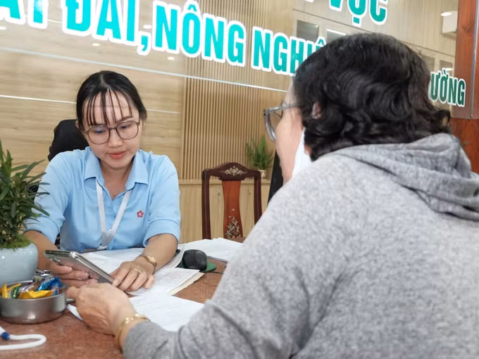 Người dân làm thủ tục hành chính được Trung tâm Phục vụ hành chính công phường Bình Phước hướng dẫn tận tình.