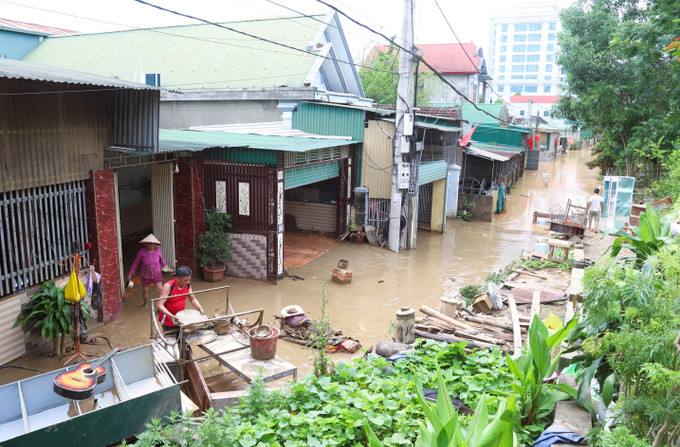 Người dân xã Con Cuông, tỉnh Nghệ An dọn nhà cửa, đồ đạc, vật dụng và môi trường cảnh quang khu dân cư khi nước lũ giảm mạnh. Ảnh: Xuân Tiến/TTXVN con-cuong-25725-11.jpg