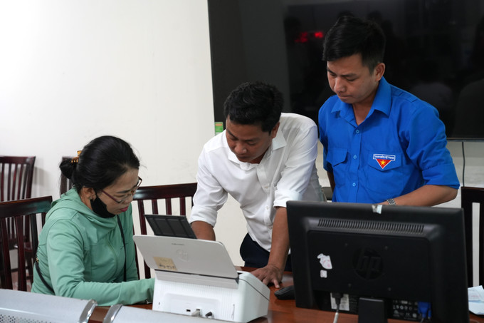 Cán bộ Trung tâm Phục vụ hành chính công và đoàn thanh niên hỗ trợ người dân thực hiện các dịch vụ công trực tuyến. quang-ngai-12725-12.jpg