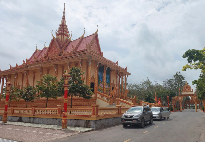 Các ngôi chùa Khmer được đầu tư xây dựng khang trang, đáp ứng nhu cầu sinh hoạt tín ngưỡng của đồng bào Khmer cũng như thu hút khách du lịch. khmer-ca-mau-26825-11.jpg