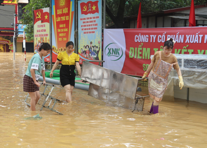 Người dân tranh thủ vệ sinh đồ dùng khi nước rút. cao-bang-81025-11.jpg
