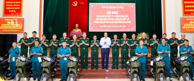 Tổng cục Hậu cần - Kỹ thuật bàn giao xe máy cho các Ban chỉ huy quân sự xã, phường ở Cao Bằng. Ảnh: TTXVN phát hau-can-23825-11.jpg