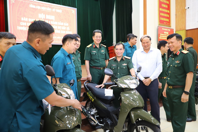 Tổng cục Hậu cần - Kỹ thuật bàn giao xe máy cho các Ban chỉ huy quân sự xã, phường ở Cao Bằng. Ảnh: TTXVN phát hau-can-23825-10.jpg
