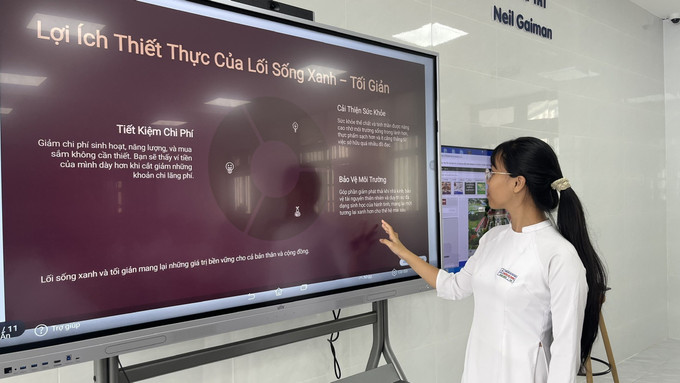 Học sinh tìm kiếm sách và thông tin bằng việc tương tác qua màn hình điện tử thông minh. Ảnh: Văn Dũng/TTXVN thu-vien-thong-minh23825-12.jpg