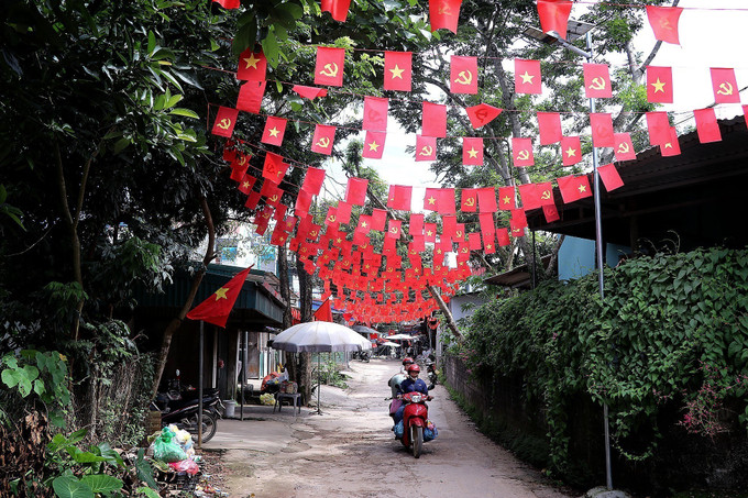 Rực rỡ cờ hoa tại các con đường thôn, xóm xã Cao Sơn. Ảnh: Thanh Hải/TTXVN phu-tho-20925-10.jpg