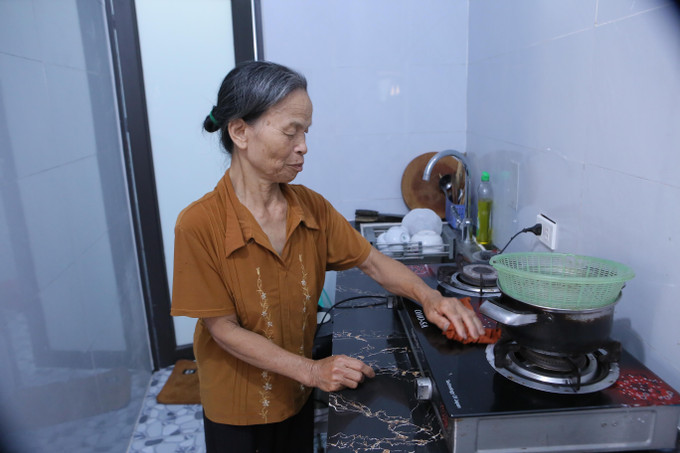 Bà Phạm Thị Đào, xã Nam Cường, huyện Nam Trực bên trong căn nhà cấp 4 vừa mới được khánh thành. nam-dinh-30525-11.jpg