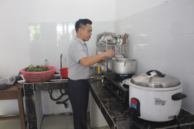 Sau hơn 1 tuần nhận nhiệm vụ mới, anh Hoàng Văn Bảy, công chức phòng Văn hóa- xã hội, UBND xã Tam Thanh, đã dần quen với môi trường công tác mới. Ảnh: Khiếu Tư/TTXVN biet-phai-13825-10.jpg