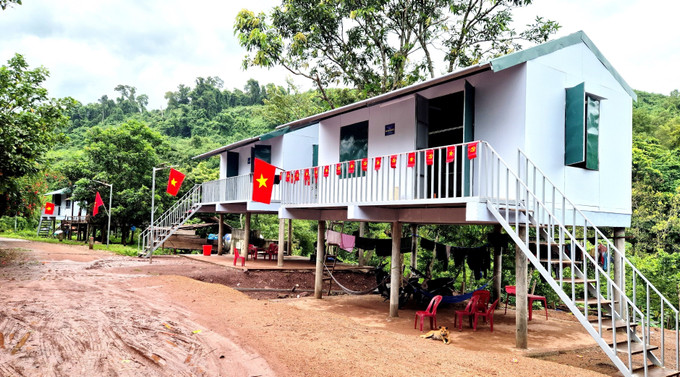 Những ngôi nhà mới được hoàn thành đảm bảo tiêu chuẩn “3 cứng”, chắc chắn, an toàn, thẩm mỹ, công năng phù hợp với phong tục tập quán của bà con nhân dân. Ảnh: TTXVN phát truong-son-27825-10.jpg