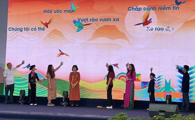 Đại diện Bảo tàng Phụ nữ Việt Nam, UNESCO Việt Nam và các học sinh Cao Bằng thực hiện nghi thức “Viết ước mơ - cùng tỏa sáng”. cao-bang-24525-12.jpg