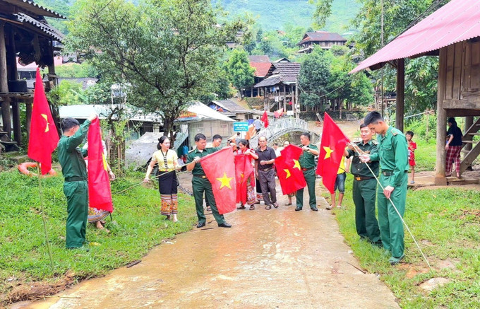 Lực lượng bộ đội biên phòng Đồn Biên phòng Na Ngoi (Bộ đội biên phòng tỉnh Nghệ An) giúp người dân bản Tẳng Phăn (xã Na Ngoi, tỉnh Nghệ An) treo cờ Tổ quốc dọc các tuyến đường, trao quà cho bà con nhân dân và tổ chức nấu “Bữa cơm yêu thương Ngày Quốc khánh” cho hộ gia có hoàn cảnh đặc biệt khó khăn. Ảnh minh họa: TTXVN phát nghe-an-2925-10.jpg