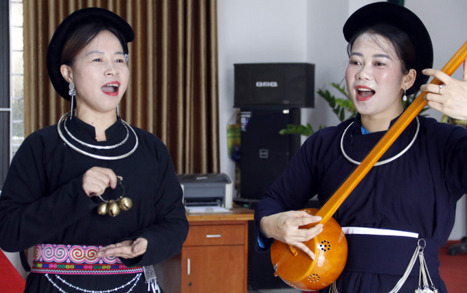 Thành viên Câu lạc bộ hát Then - đàn Tính xã Lục Ngạn luyện tập biểu diễn làn điệu Then trong buổi sinh hoạt định kì. Ảnh: Đồng Thúy/TTXVN Thành viên Câu lạc bộ hát Then - đàn Tính xã Lục Ngạn luyện tập biểu diễn làn điệu Then trong buổi sinh hoạt định kì. Ảnh: Đồng Thúy/TTXVN
