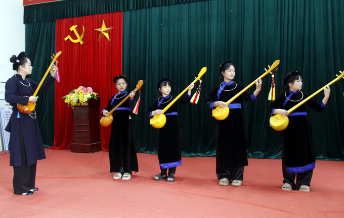 Thành viên Câu lạc bộ hát Then - đàn Tính xã Lục Ngạn luyện tập biểu diễn làn điệu Then trong buổi sinh hoạt định kì. Ảnh: Đồng Thúy/TTXVN quan-ho-241025-11.jpg