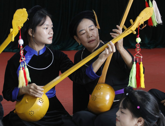 Thành viên Câu lạc bộ hát Then - đàn Tính xã Lục Ngạn luyện tập biểu diễn làn điệu Then trong buổi sinh hoạt định kì. Ảnh: Đồng Thúy/TTXVN quan-ho-241025-12.jpg