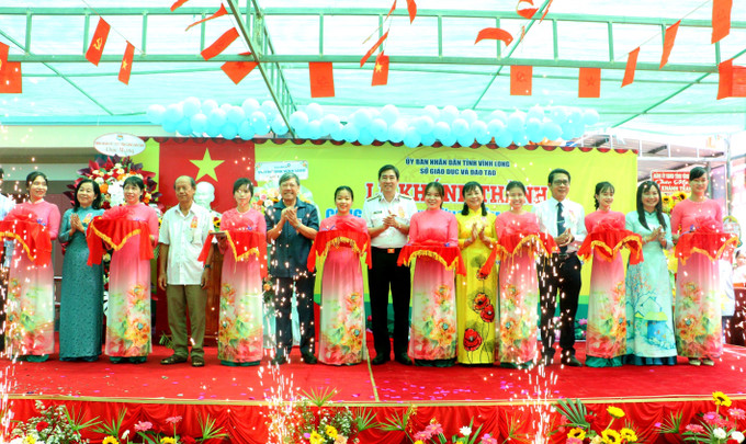 Đại biểu thực hiện nghi thức cắt băng khánh thành Trường Mầm non Sao Mai (điểm ấp 3B, xã Cái Ngang, tỉnh Vĩnh Long). truong-mam-non-sao-mai-23825-10.jpg