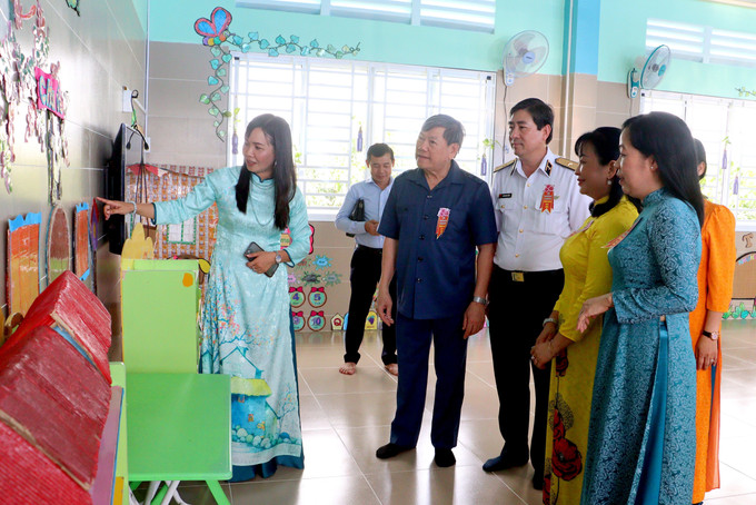 Phó Chủ nhiệm Thường trực Ủy ban Kiểm tra Trung ương Trần Văn Rón cùng các đại biểu tham quan Trường Mầm non Sao Mai (điểm ấp 3B, xã Cái Ngang, tỉnh Vĩnh Long). truong-mam-non-sao-mai-23825-12.jpg