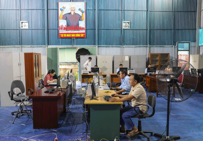 Cán bộ, công chức xã Sam Mứn (Điện Biên) đang phải làm việc trong nhà thi đấu thể thao do thiếu thốn về trụ sở. dien-bien-1725-11.jpg