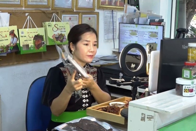 Livestream bán hàng nông sản của Hợp tác xã sản xuất chế biến nông sản Tây Bắc Hiền Vinh (Yên Bái). Ảnh: TTXVN phát livestream-9725-11.jpg