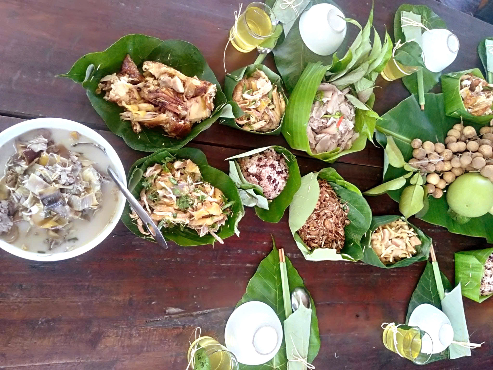 Nhà sàn truyền thống của người Vân Kiều ở làng Chênh Vênh (xã Hướng Phùng) được cải tạo thành homestay, gắn với trải nghiệm nương rẫy và ẩm thực bản địa.