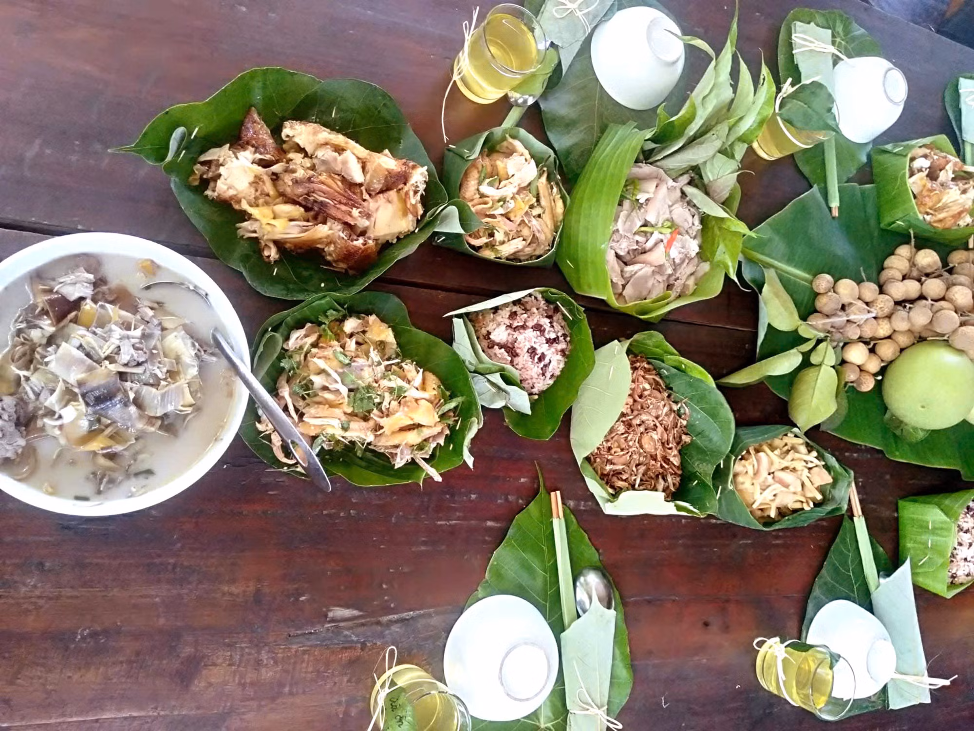 Nhà sàn truyền thống của người Vân Kiều ở làng Chênh Vênh (xã Hướng Phùng) được cải tạo thành homestay, gắn với trải nghiệm nương rẫy và ẩm thực bản địa.