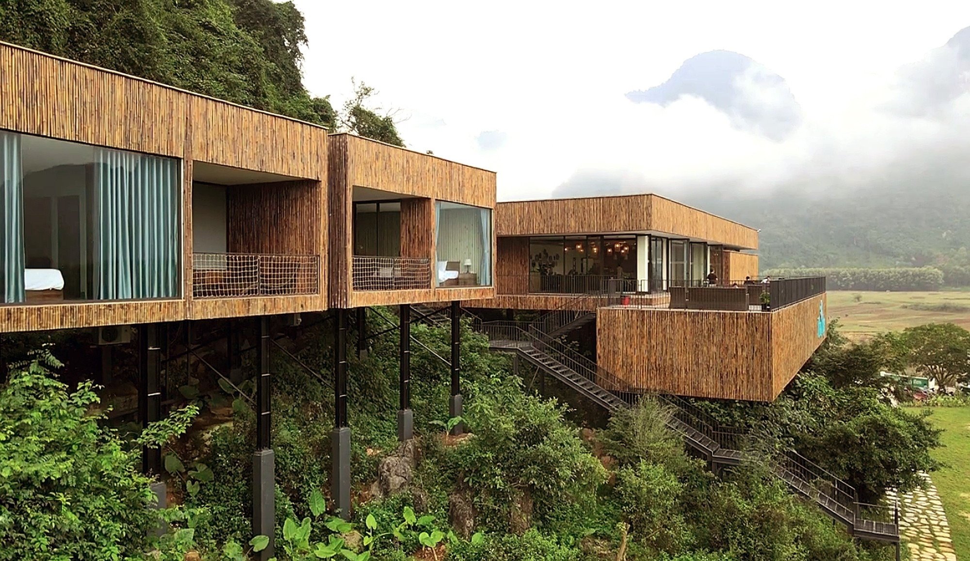 Mỗi năm Tân Hóa đón hơn 10.000 lượt khách, chủ yếu là khách quốc tế, góp phần nâng thu nhập bình quân lên khoảng 42 triệu đồng/người/năm và giảm mạnh tỷ lệ hộ nghèo.