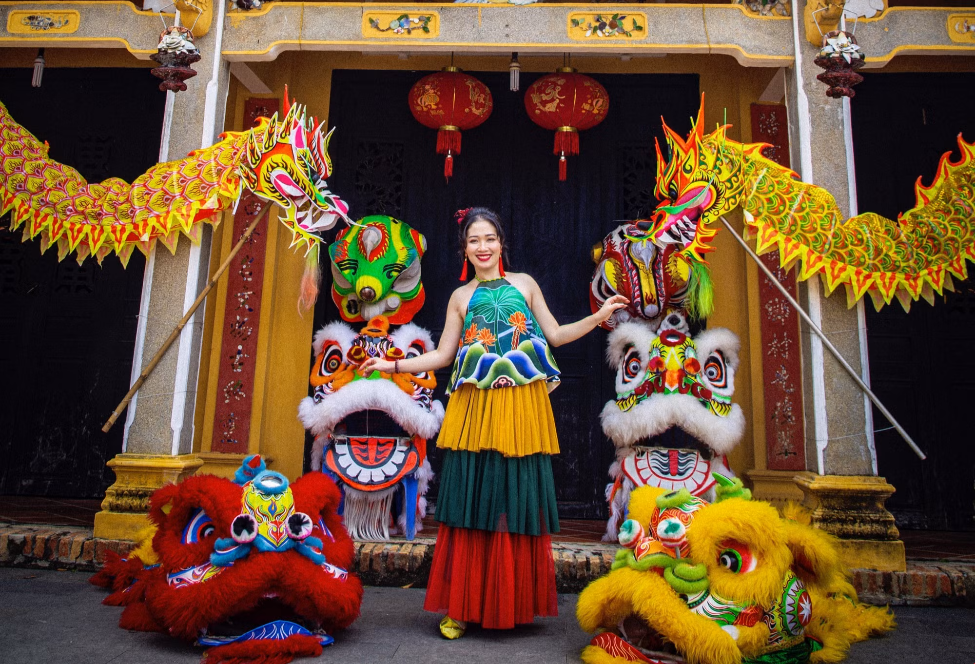 Lân sư rồng đầy màu sắc rực rỡ, lan tỏa không khí vui tươi và niềm tự hào văn hóa dân tộc.