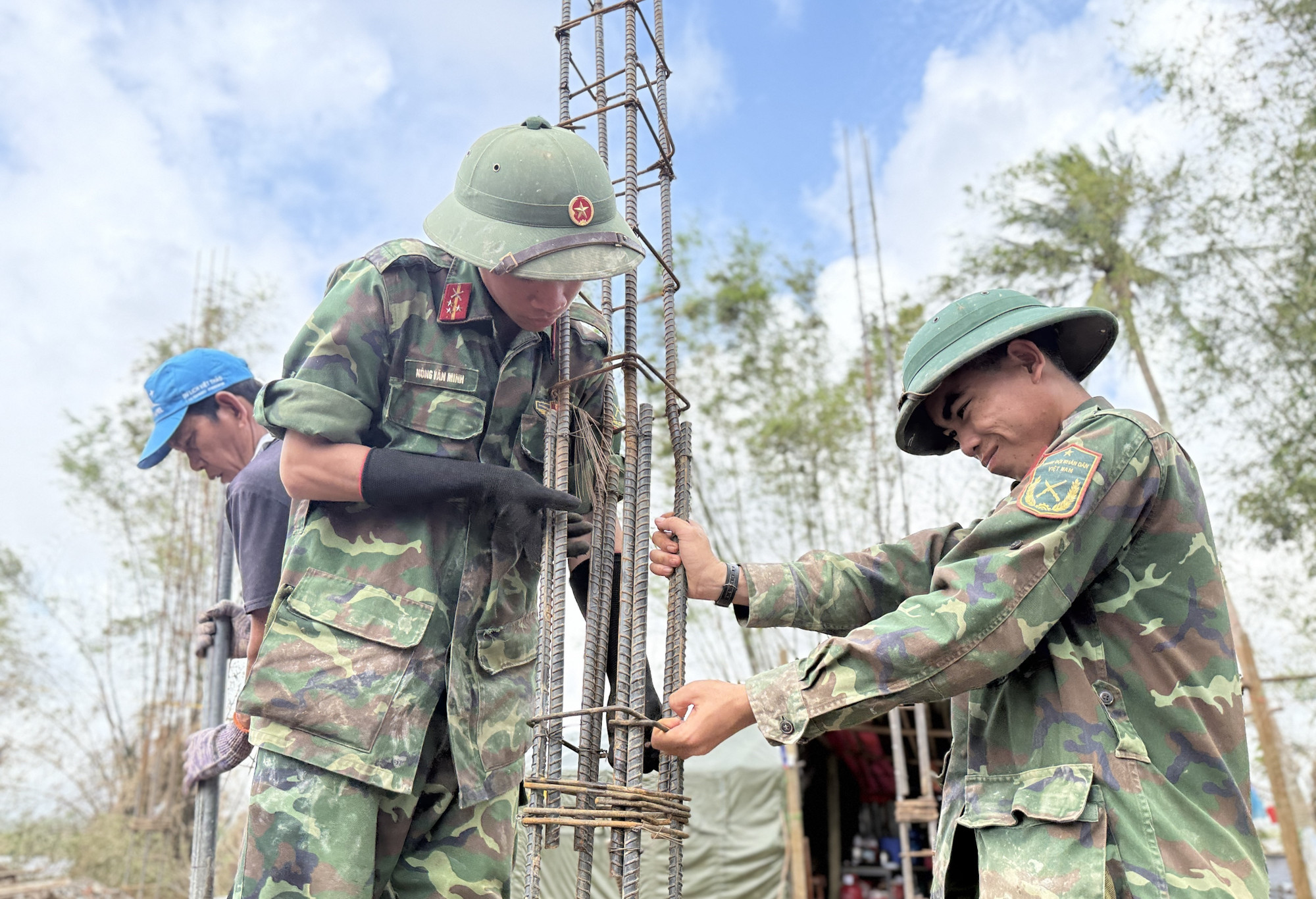 Xây dựng nhà cho ở cho các hộ gia đình có nhà bị sập, đổ, trôi do cơn bão số 13 và đợt mưa lũ lịch sử trong tháng 11 vừa qua.