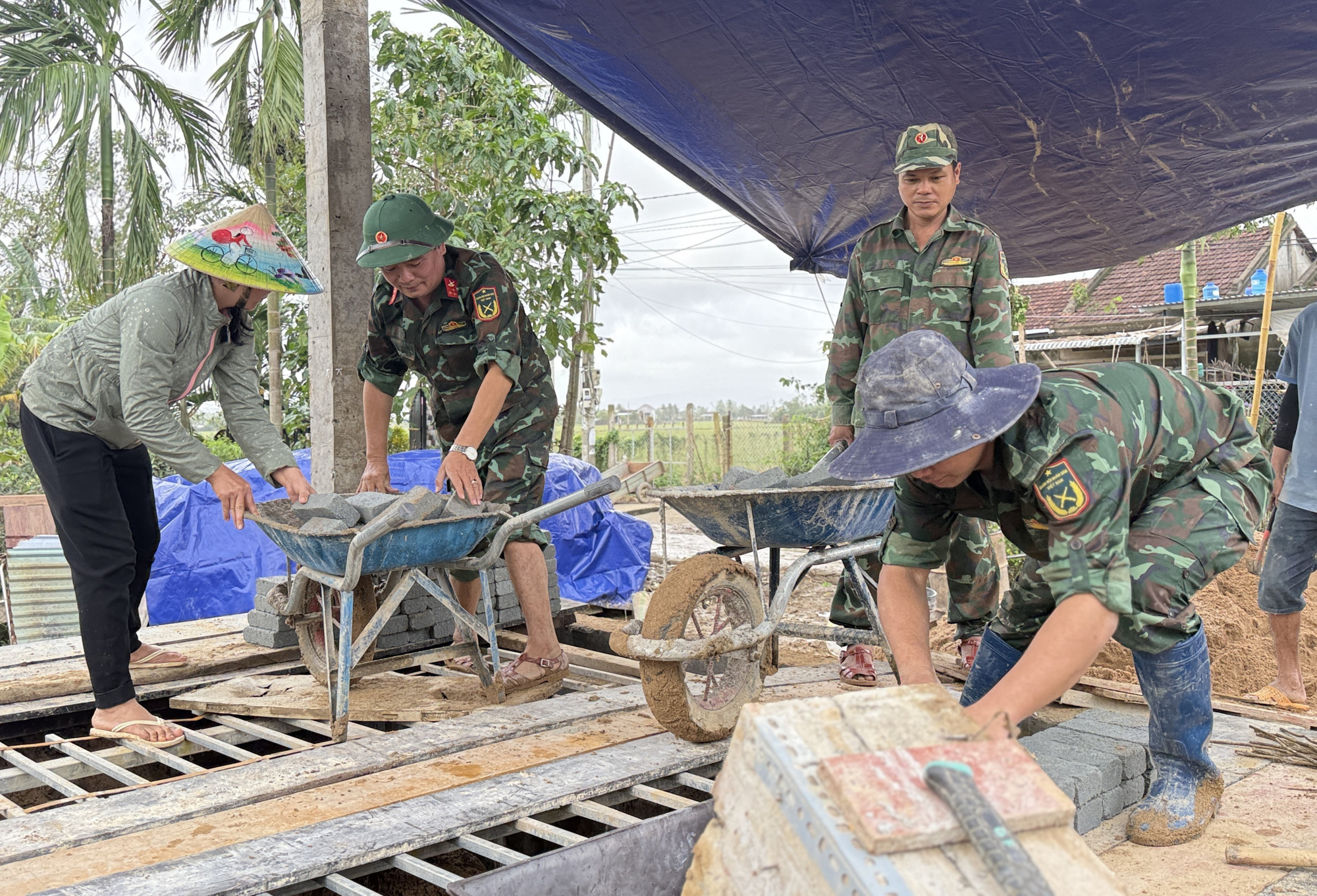 Chiến sỹ Đoàn Kinh tế - Quốc phòng 207/Quân khu 5 hỗ trợ xây sửa nhà cho người dân.