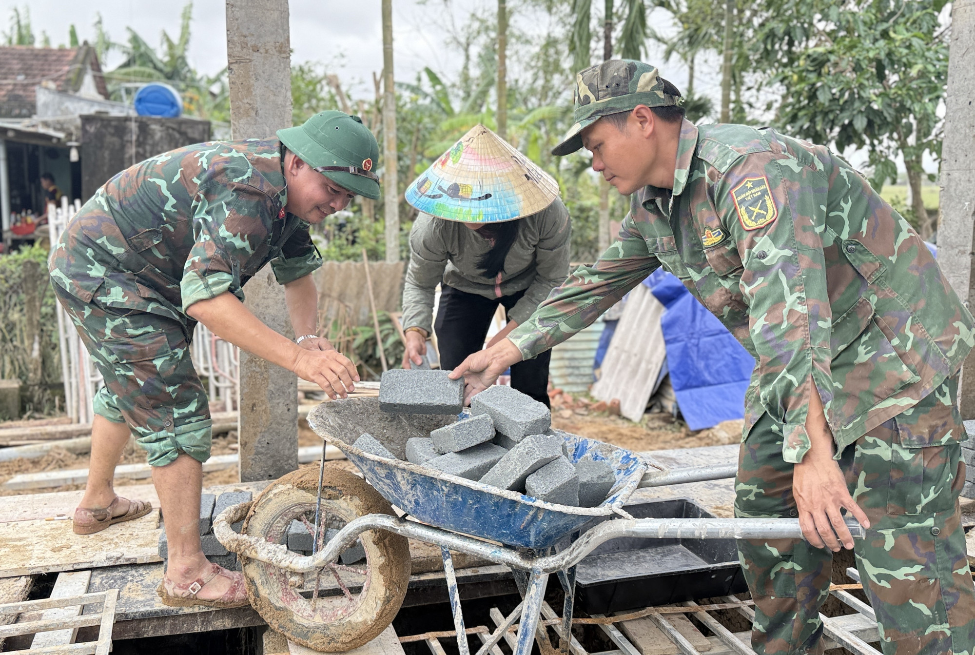 Chiến sỹ Đoàn Kinh tế - Quốc phòng 207/Quân khu 5 hỗ trợ xây sửa nhà cho người dân.