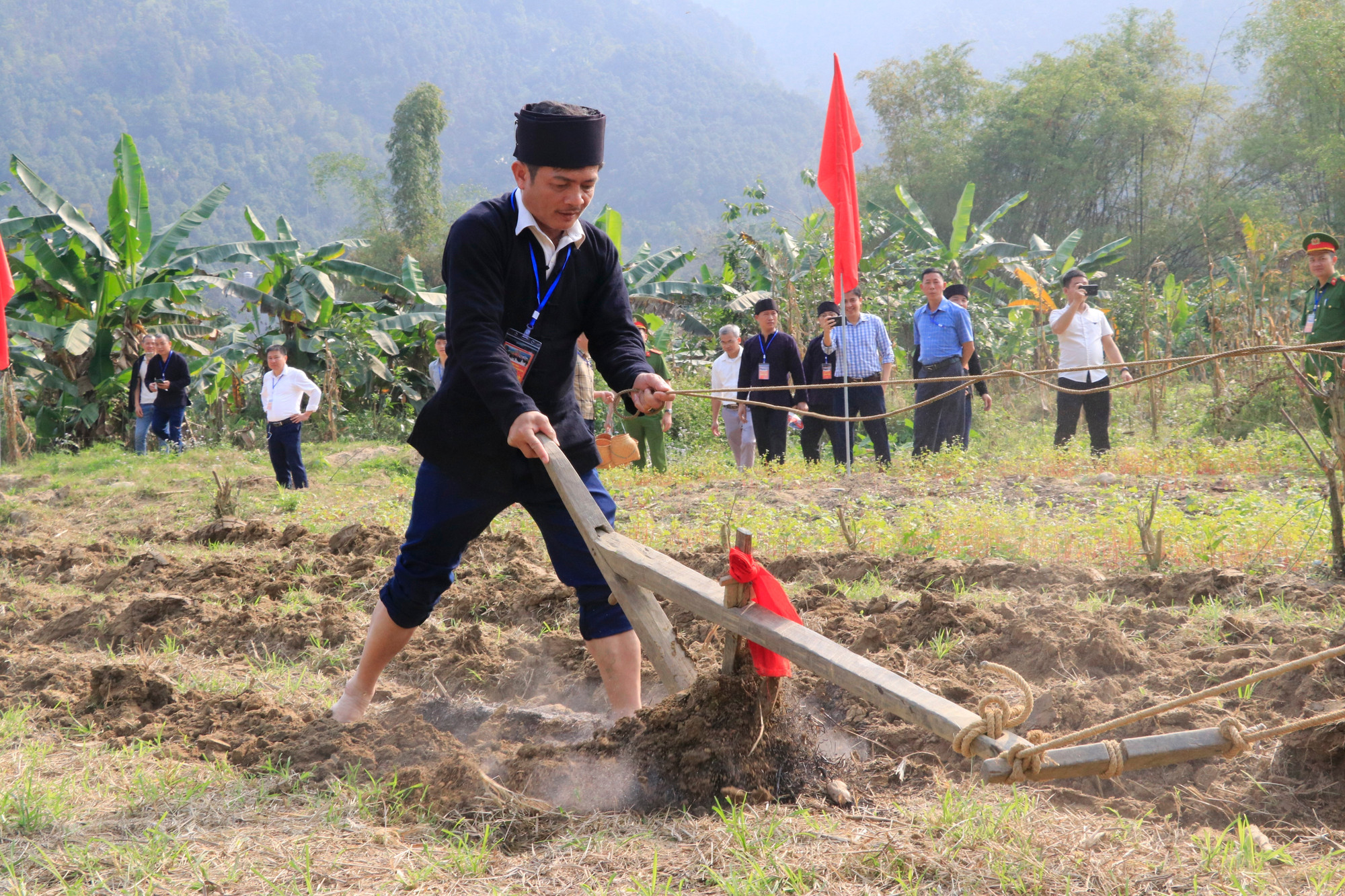 Chủ tịch UBND xã Phong Dụ Thượng Lương Văn Thu thực hiện những đường cày đầu tiên mở đầu cho mùa sản xuất mới.