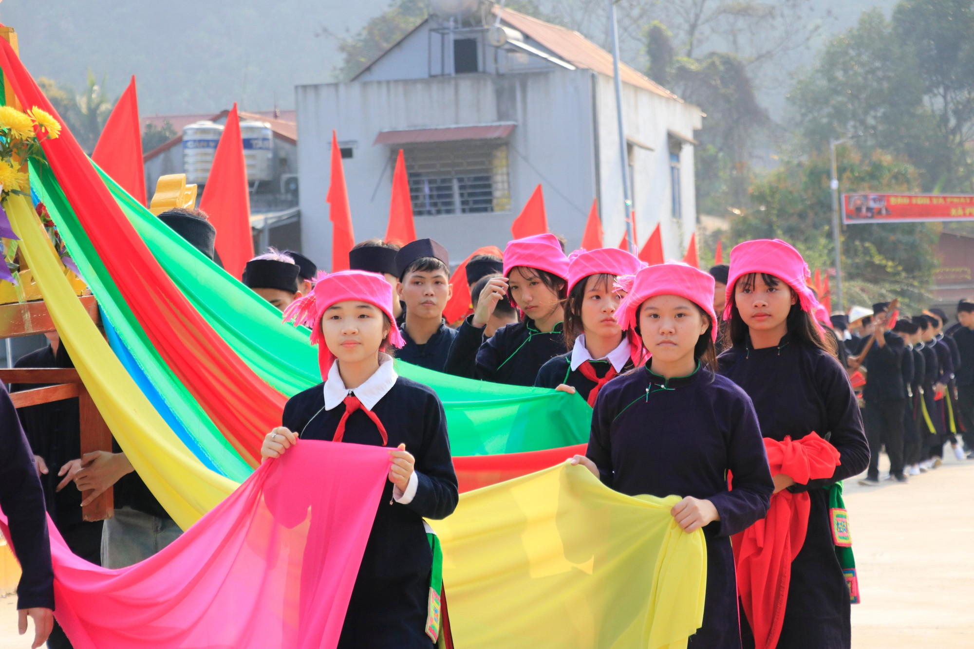 Thiếu nữ Tày rạng rỡ trong bộ trang phục truyền thống.