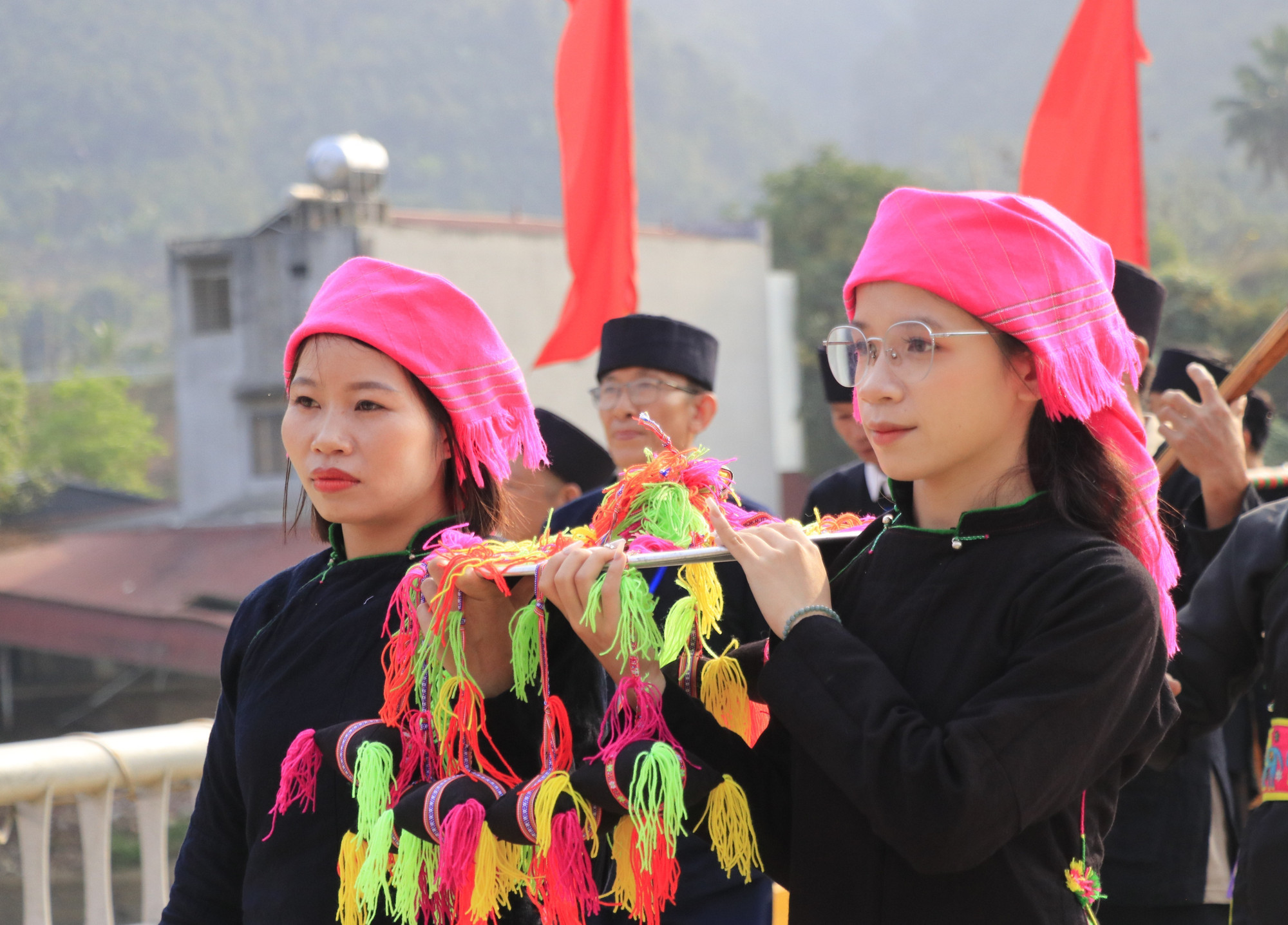 Thiếu nữ Tày rạng rỡ tại lễ hội.