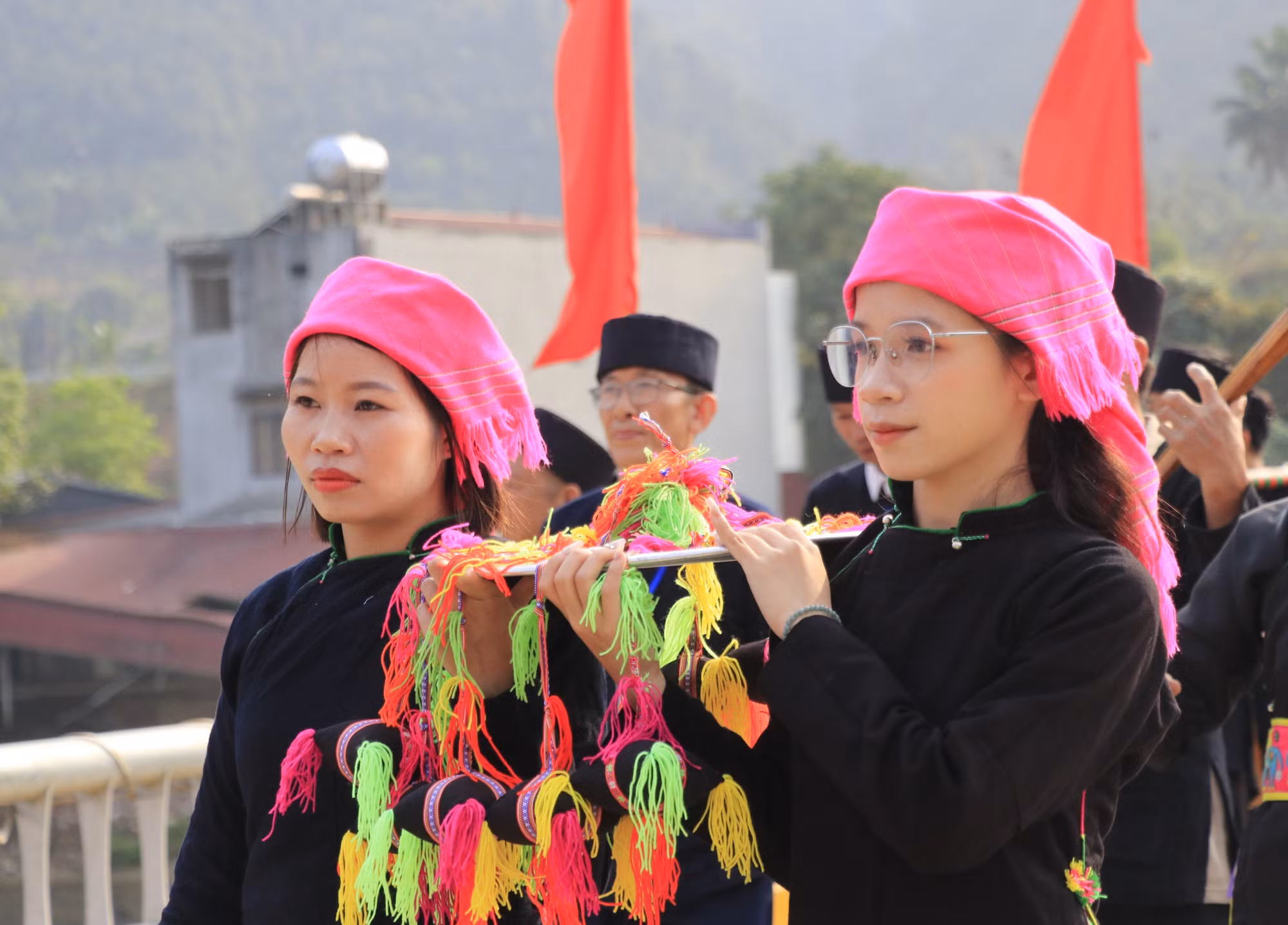 Thiếu nữ Tày rạng rỡ tại lễ hội.