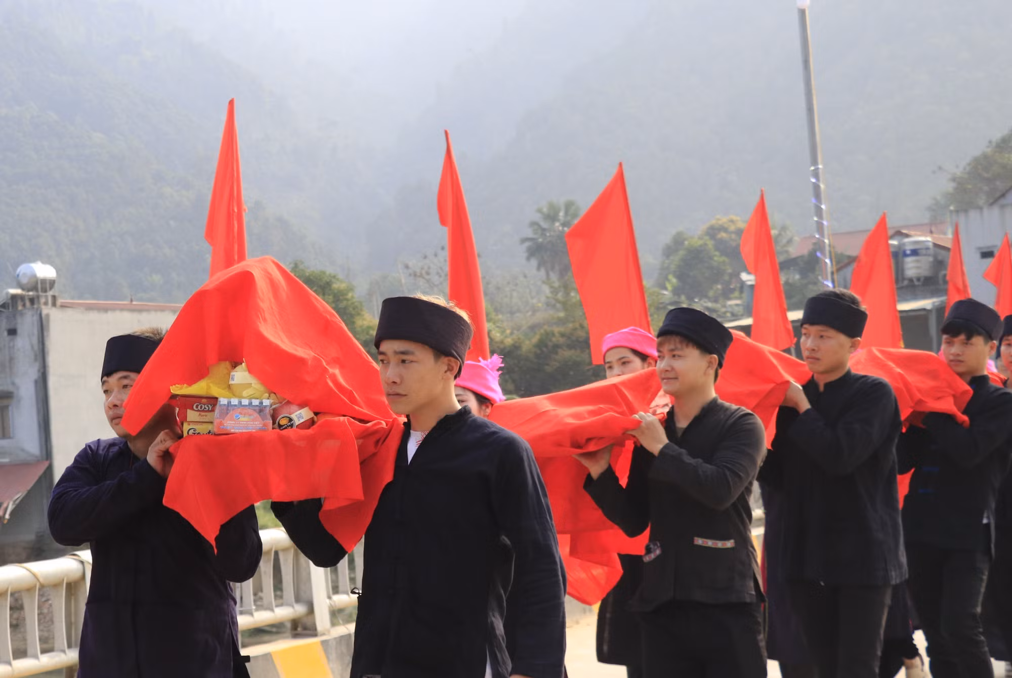 Mâm lễ được dâng lên các vị thần.