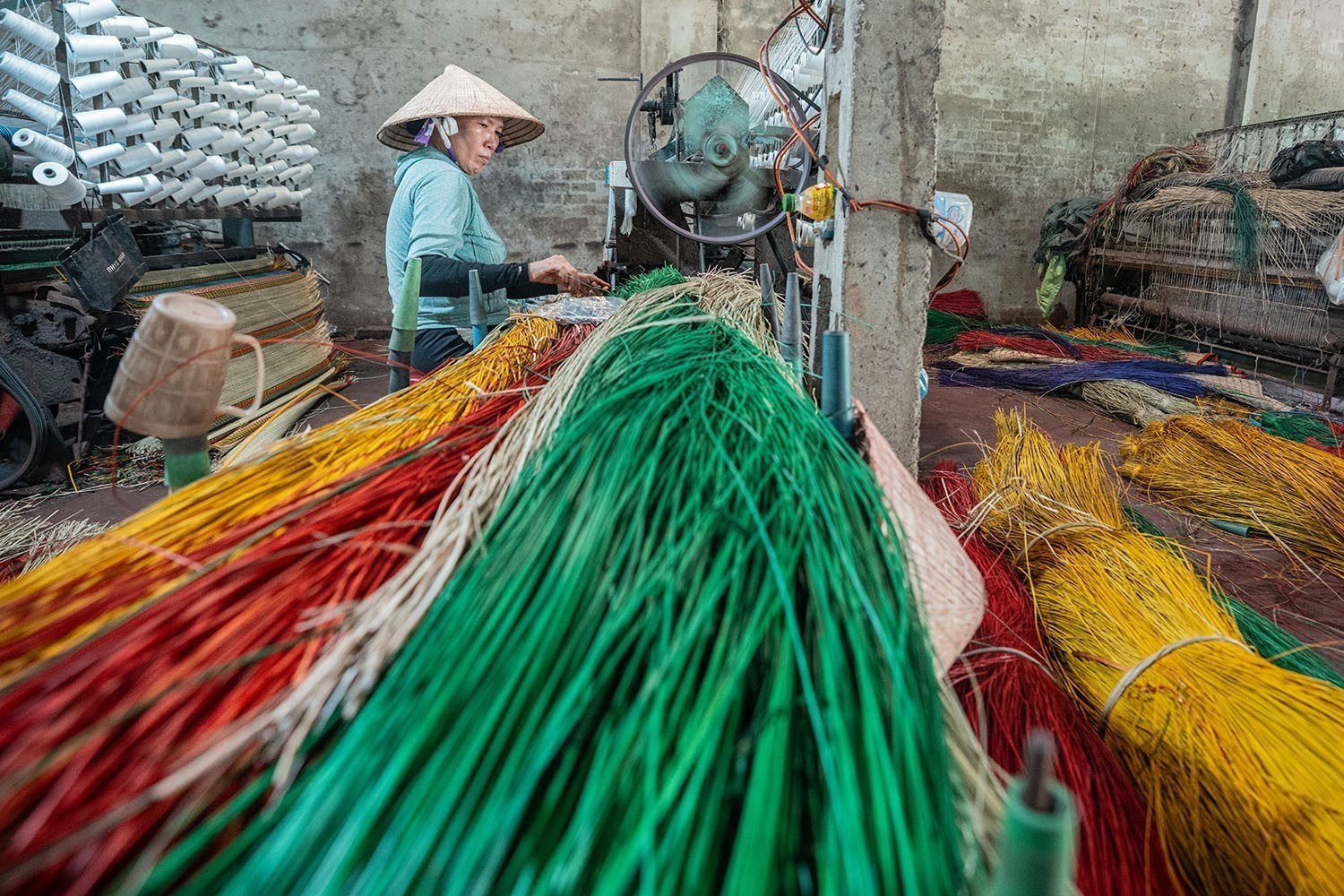 Nhiều hộ gia đình ở Phú Tân nay đã sử dụng máy dệt chiếu thay cho dệt tay trước đây để mang lại hiệu quả kinh tế cao hơn. det-chieu-coi-30072025-8178160.jpg