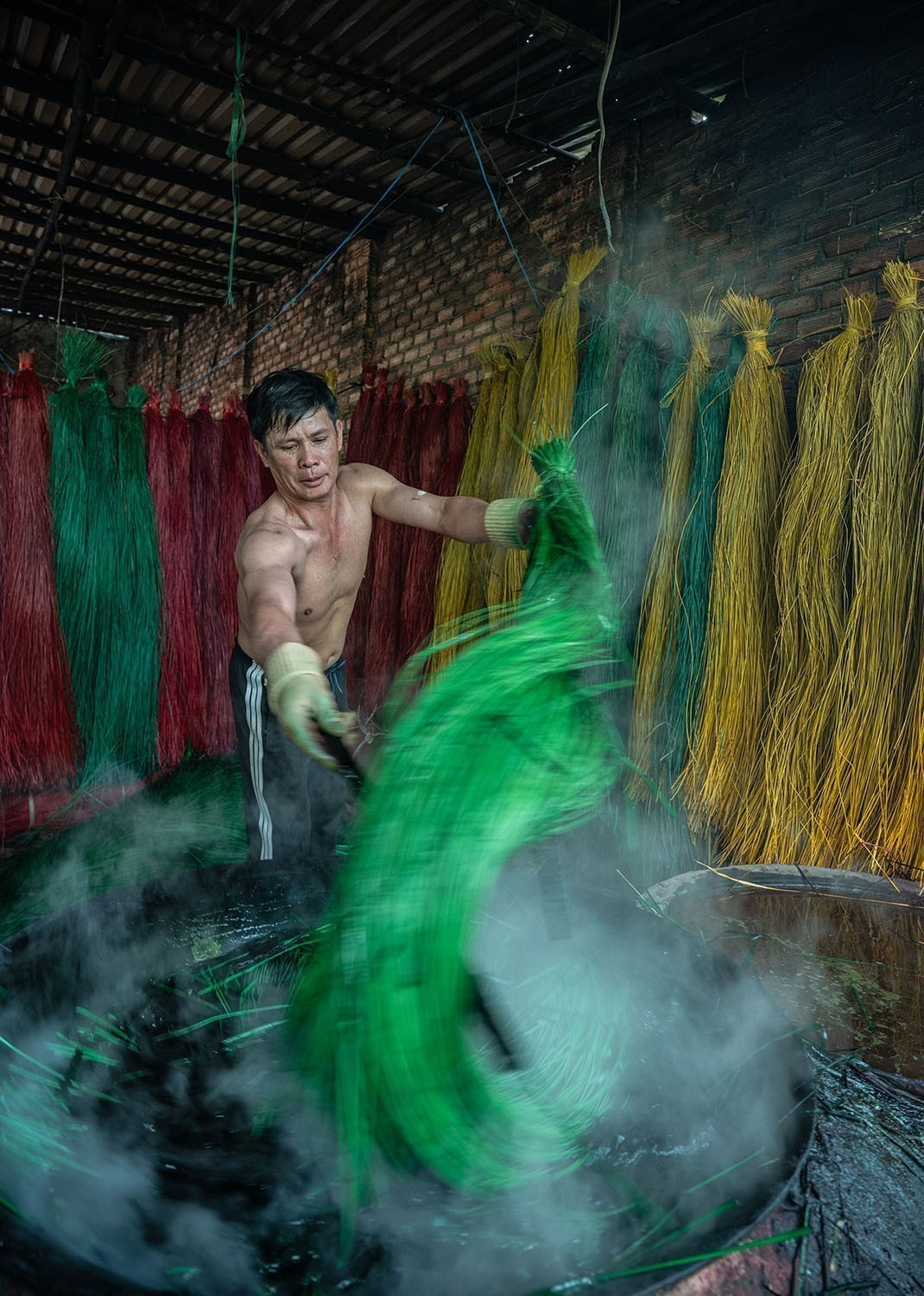 Sợi cói phải được nhúng đều vào nước nhuộm đang đun sôi để giữ được màu tươi lâu hơn. Sợi cói phải được nhúng đều vào nước nhuộm đang đun sôi để giữ được màu tươi lâu hơn.