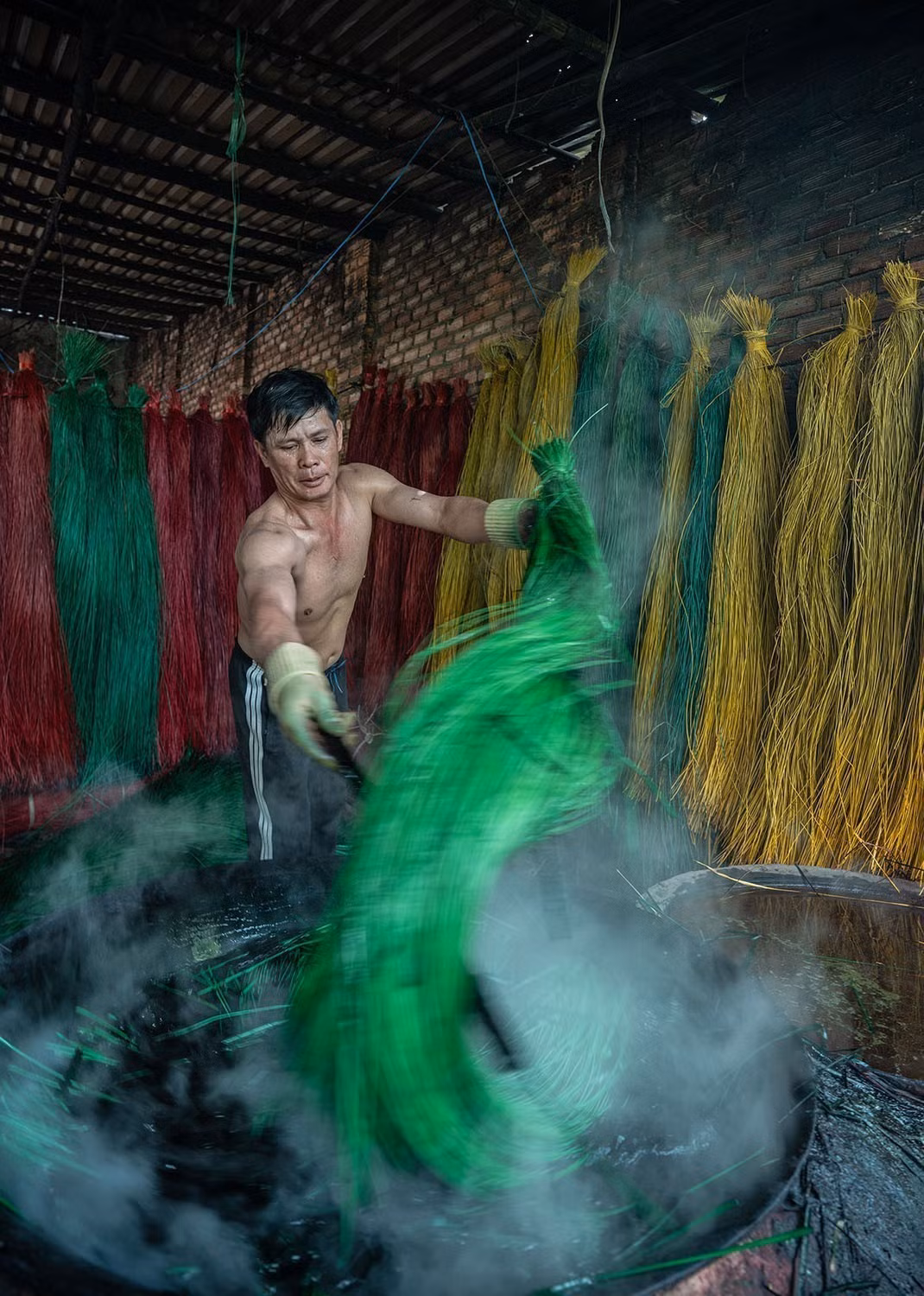 Sợi cói phải được nhúng đều vào nước nhuộm đang đun sôi để giữ được màu tươi lâu hơn.