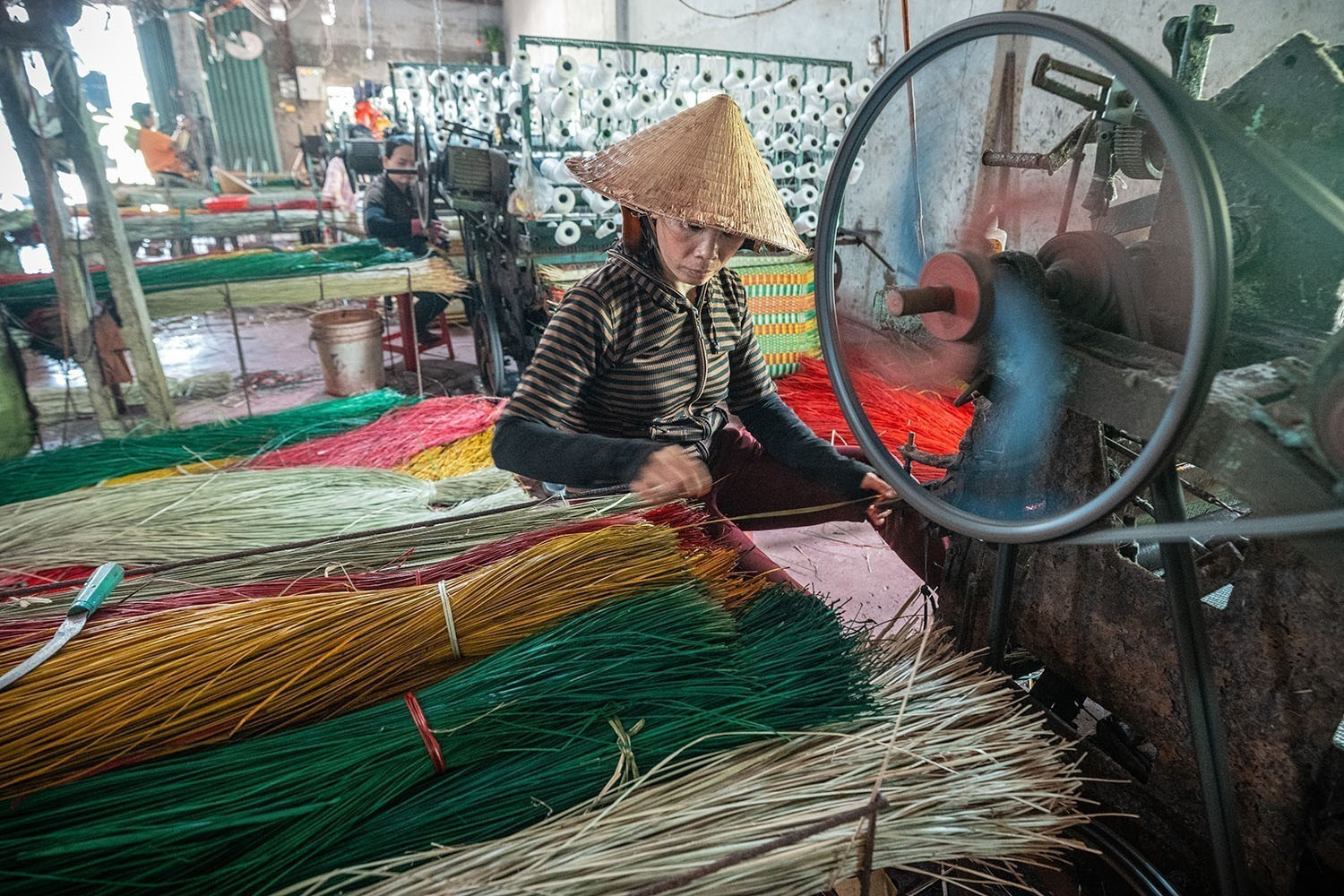 Nhiều hộ gia đình ở Phú Tân nay đã sử dụng máy dệt chiếu thay cho dệt tay trước đây để mang lại hiệu quả kinh tế cao hơn. det-chieu-coi-30072025-8178161.jpg