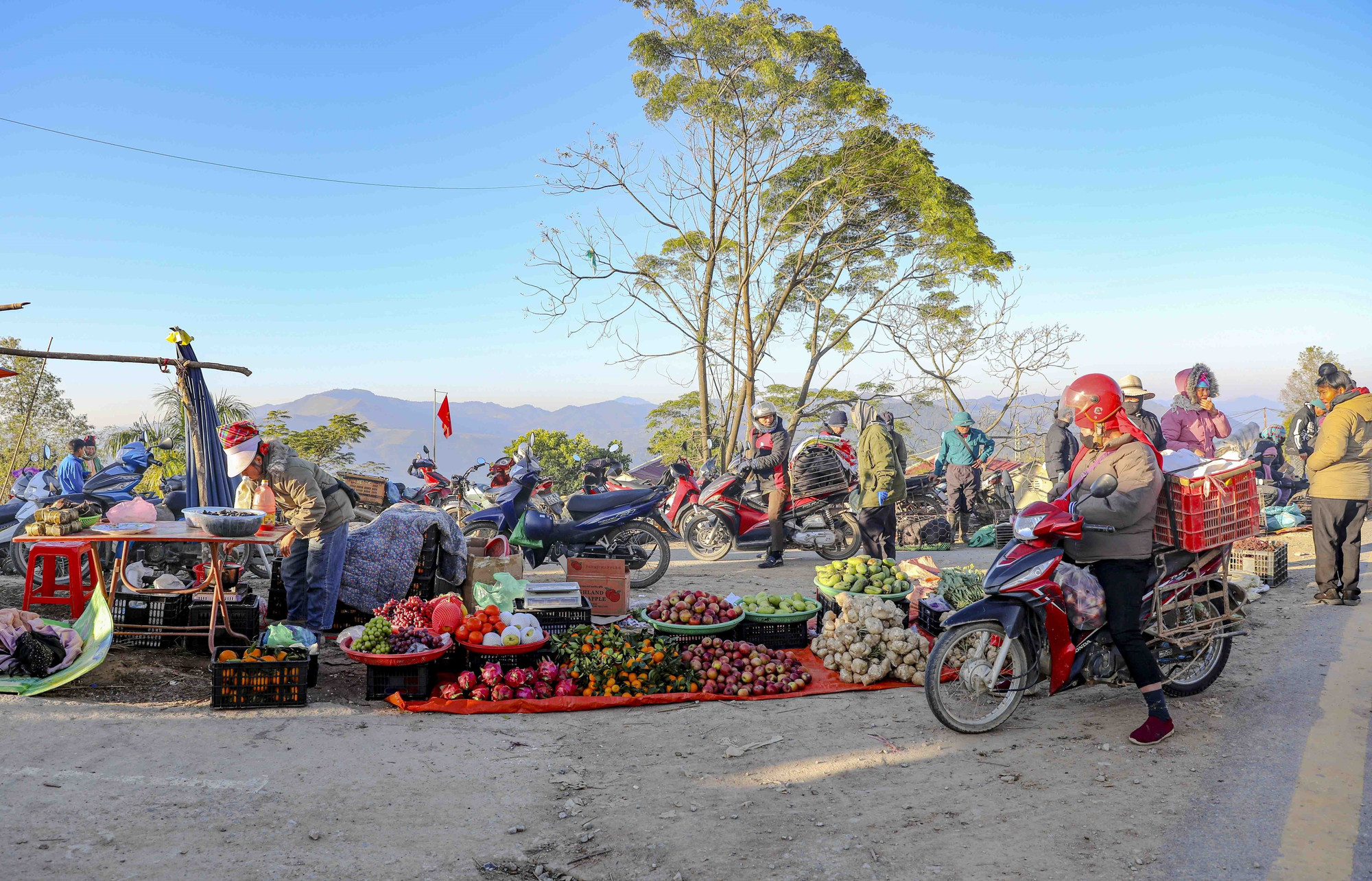 Những quầy hàng đơn giản trước cổng chợ phiên.