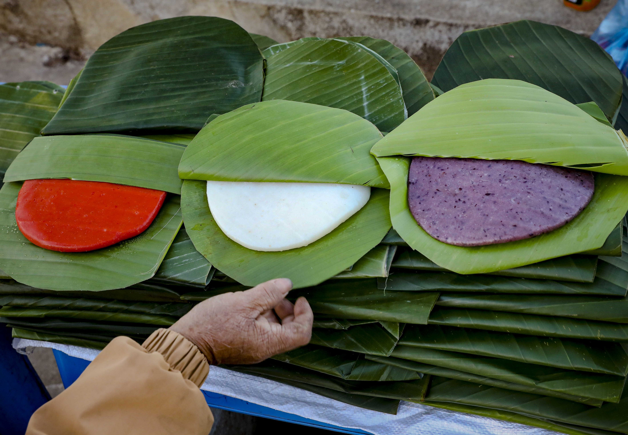 Những chiếc bánh dày nhiều màu sắc được bày bán tại chợ phiên.
