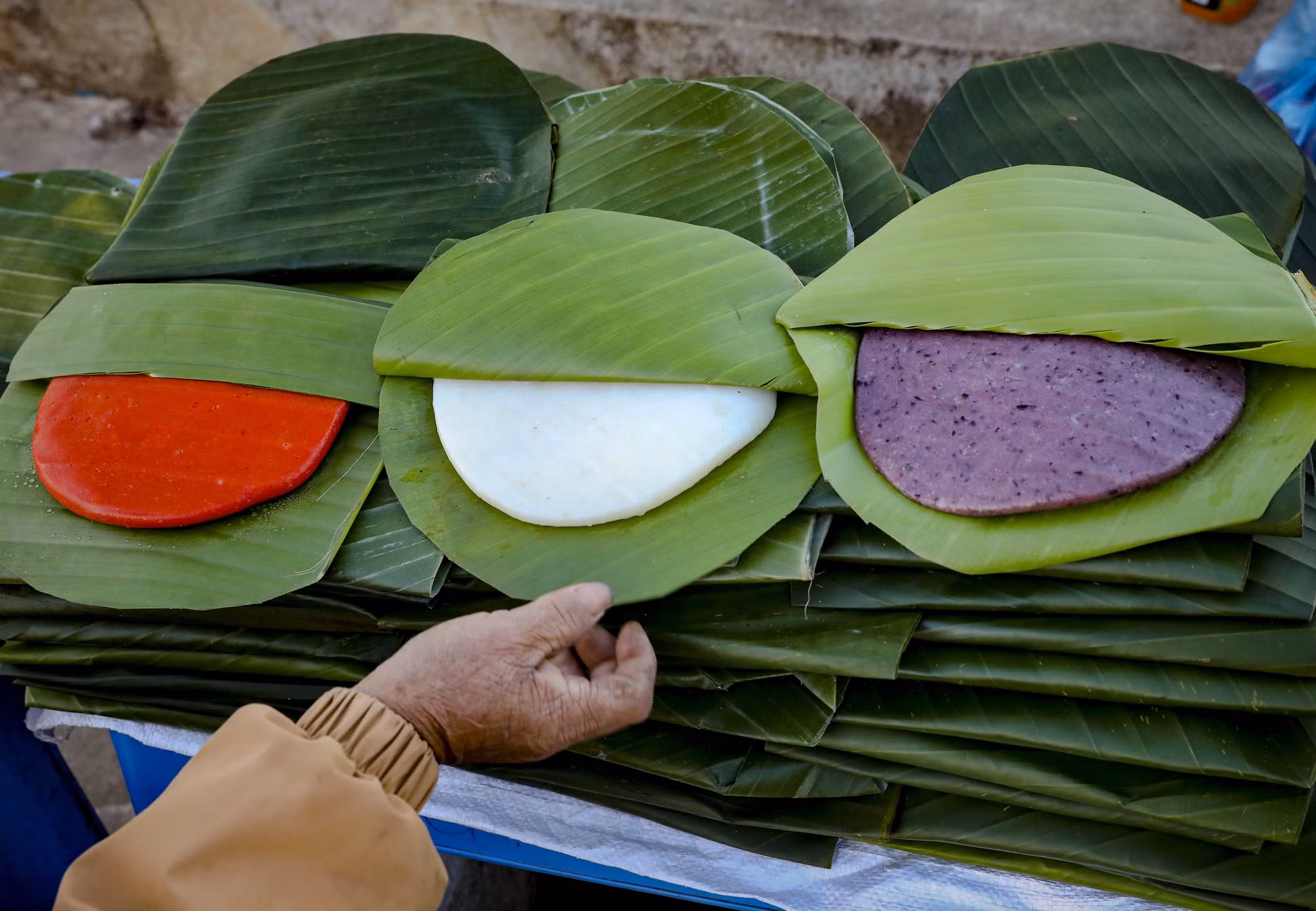 Những chiếc bánh dày nhiều màu sắc được bày bán tại chợ phiên.