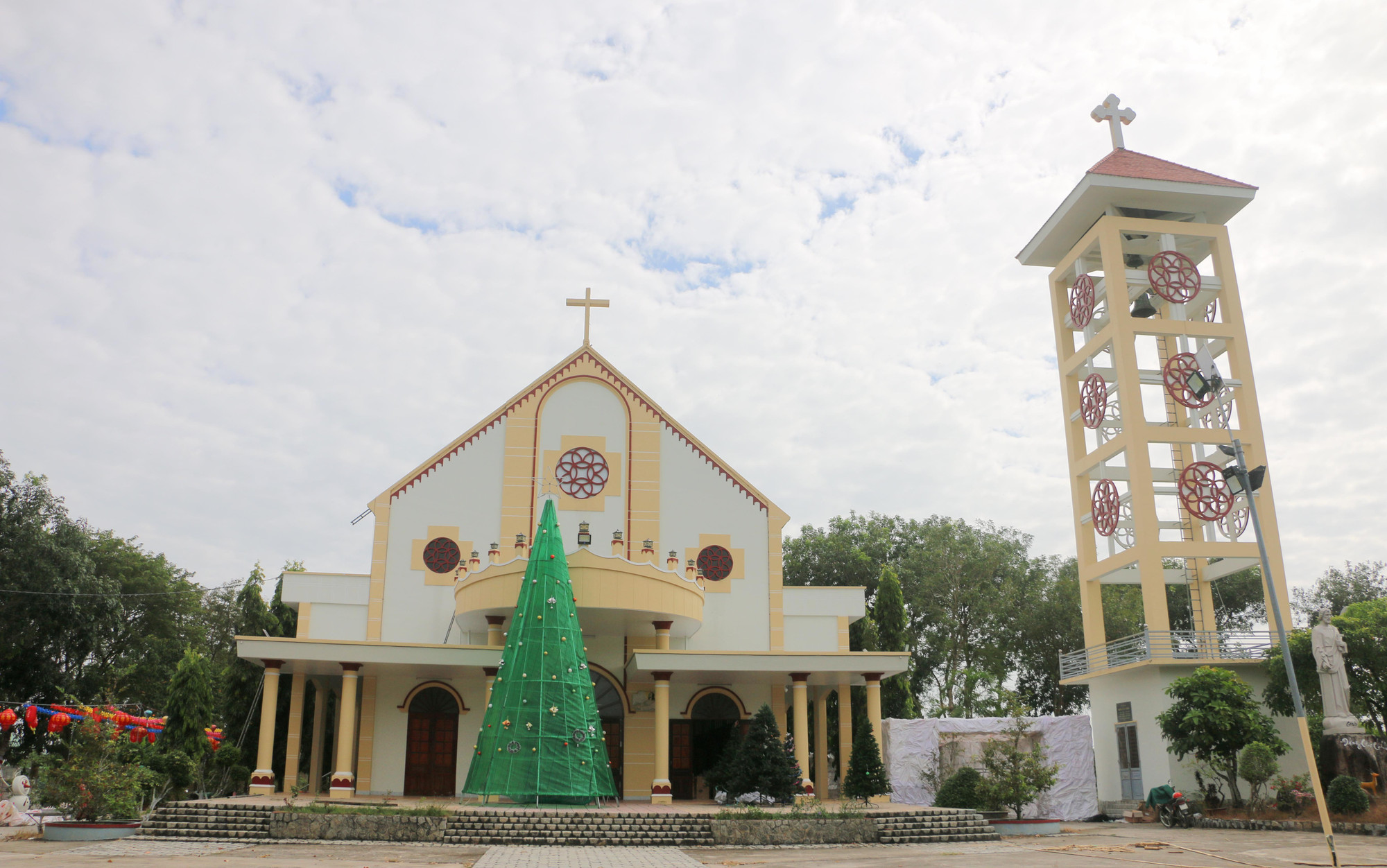 Cây thông lớn được dựng lên ngay trước sảnh chính của Nhà thờ Tri Tôn báo hiệu một mùa Giáng sinh nữa đang cận kề.