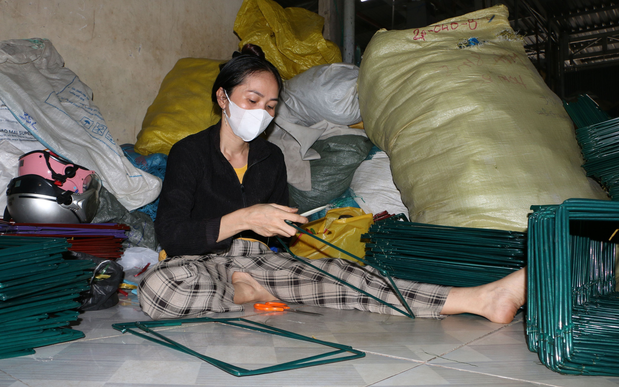 Nhân công làng nghề đang làm khung cho Lú. lang-nghe-rom-thom-04092025-01.jpg