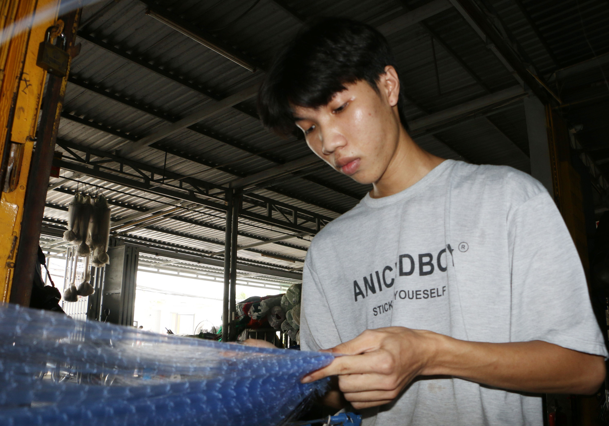 Nhân công làng nghề đang làm lưới giăng mùa nước nỗi. Nhân công làng nghề đang làm lưới giăng mùa nước nỗi.