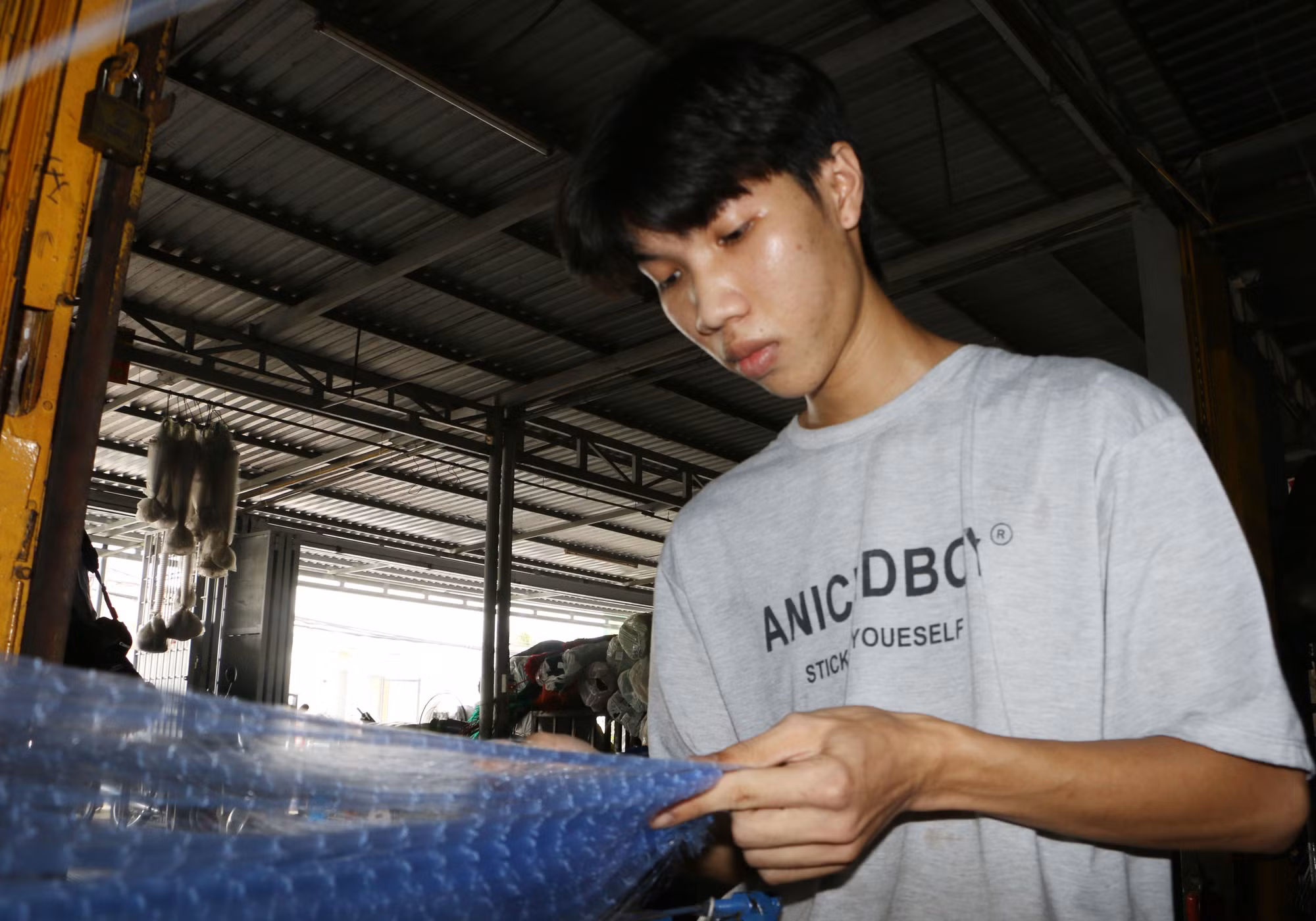 Nhân công làng nghề đang làm lưới giăng mùa nước nỗi.