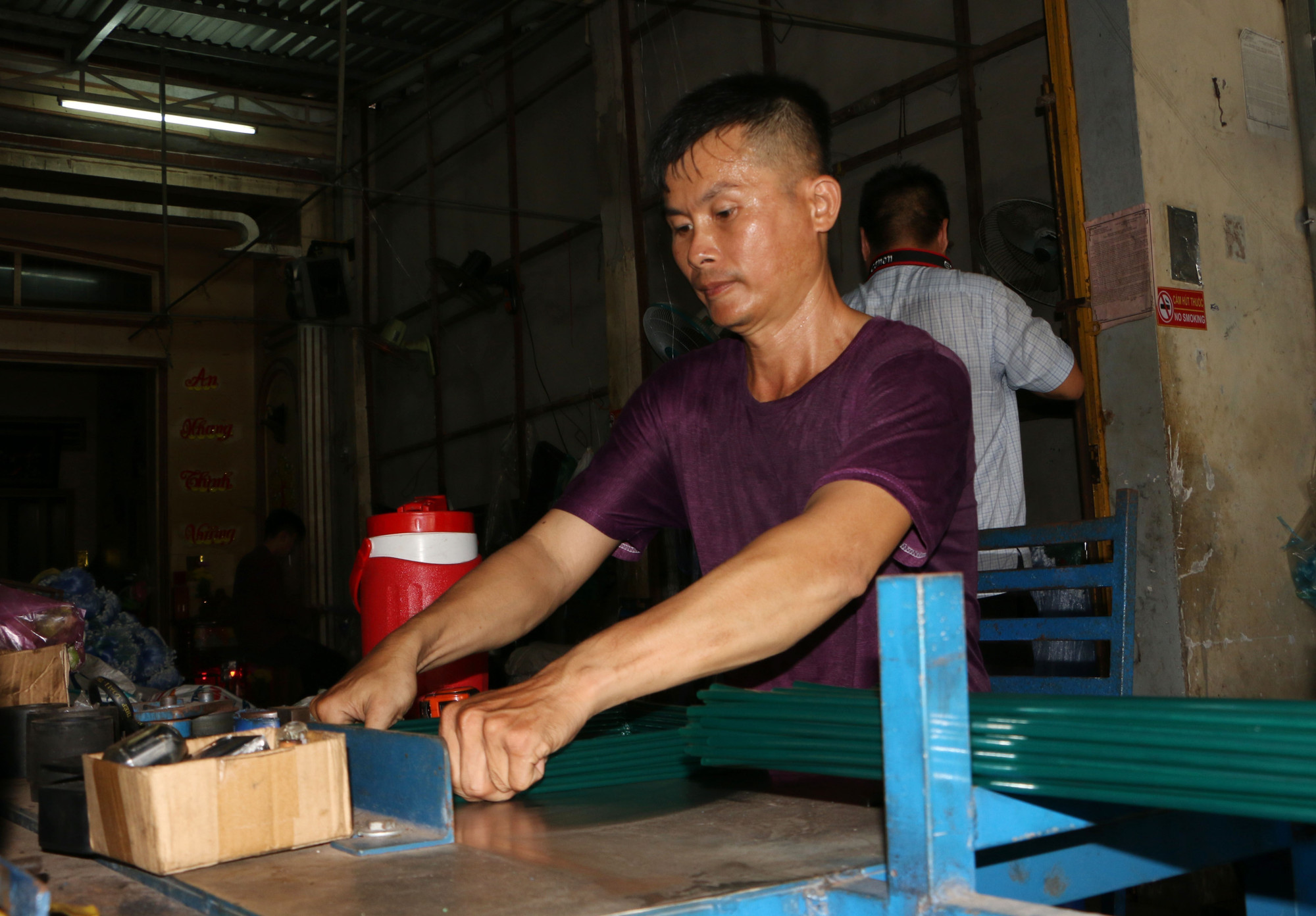 Nhân công làng nghề đang gia công lưới. Nhân công làng nghề đang gia công lưới.